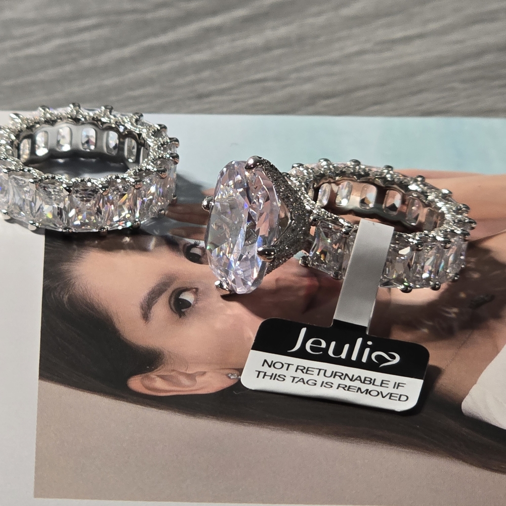 Jeulia Sterling Silver 3 sided Cubic Zorconia Art Deco Halo Wedding Engagment